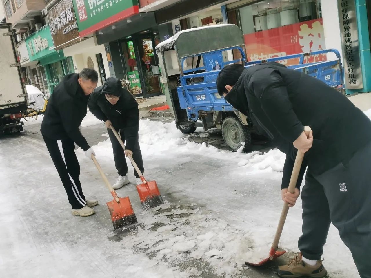 鏟冰除雪 溫暖相伴——天海集團(tuán)參與清冰障、除冰凍行動(dòng)